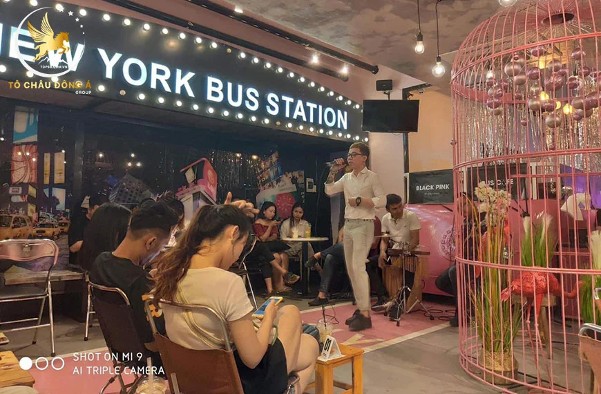 Bus In New York Cafe